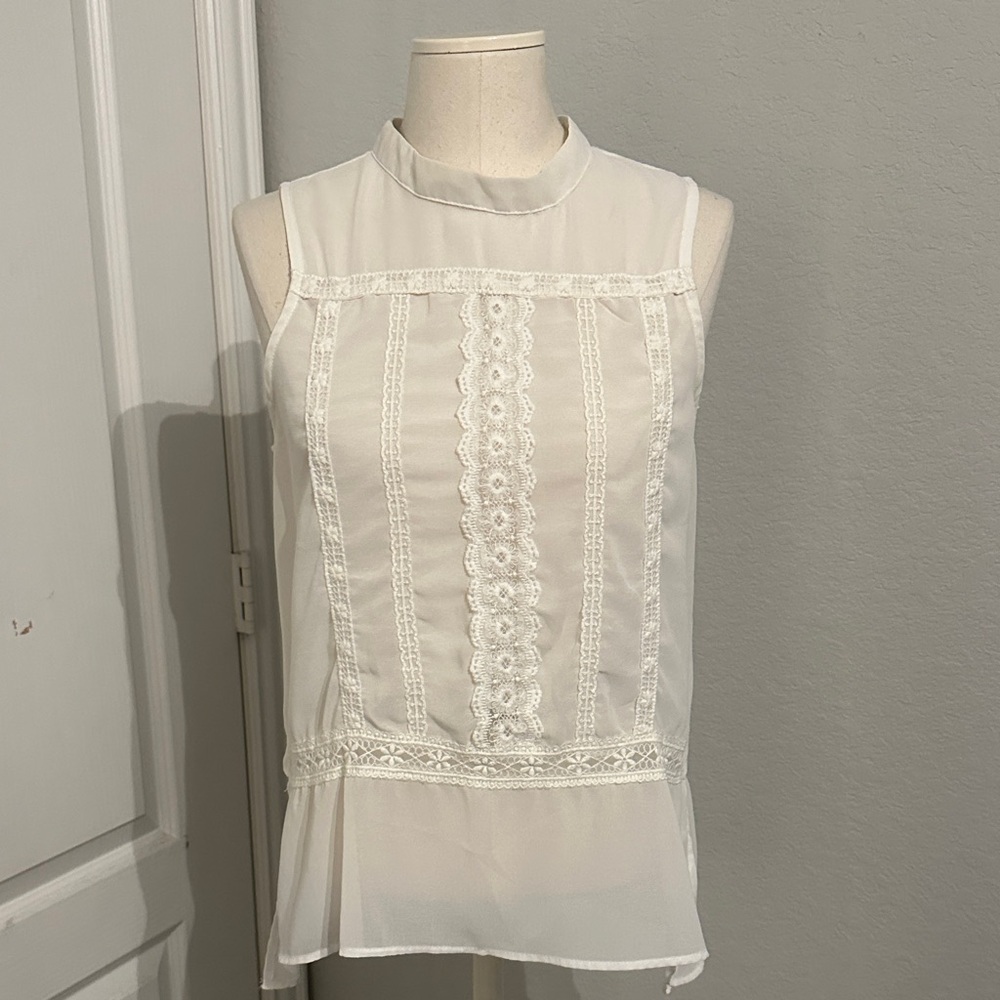 Chic Sleeveless Blouse with Lace Detail